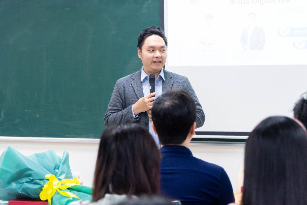 Ths. Khưu Hoàng Nhật Minh đồng hành cùng các bạn sinh viên trong buổi Workshop