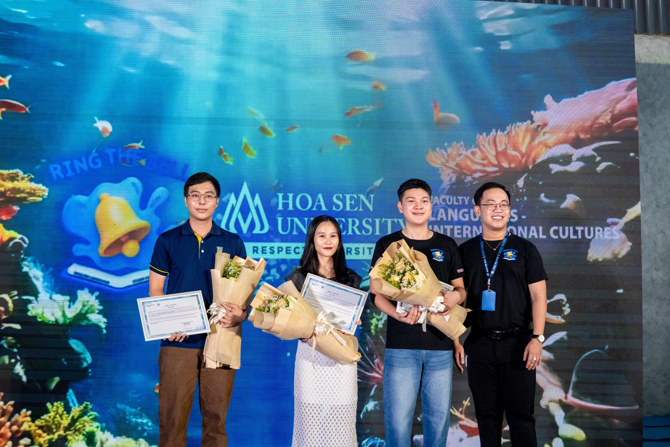 Chị Phạm Thị Từ Quyên - Head of Operations tại Horizon TESOL nhận hoa từ Ban tổ chức